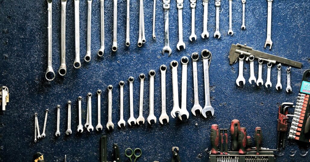 副業の自動化に使える具体的なツールと実例を示した図解