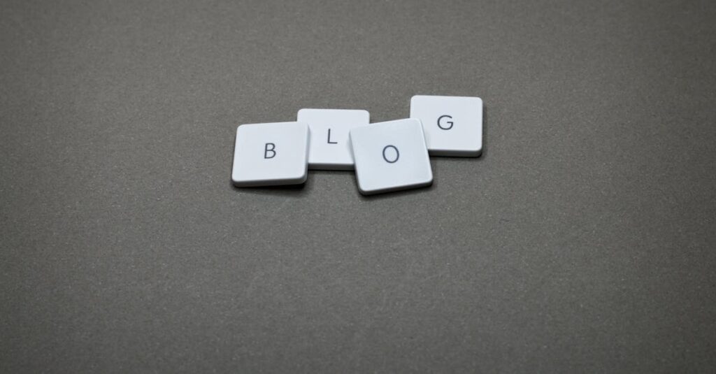 AIが記事企画から執筆、SEO対策、画像生成、SNS連携までブログ運営全体を自動化している様子の図解