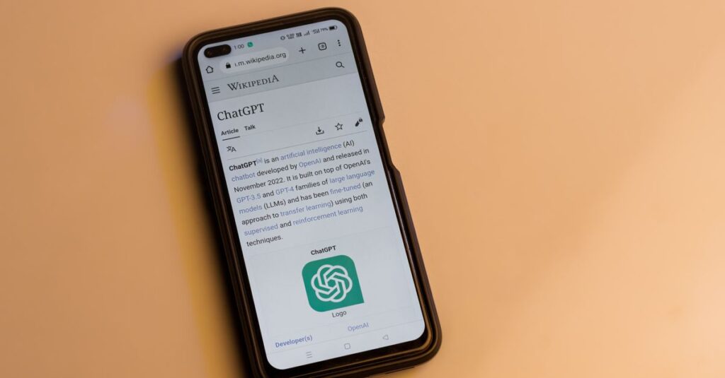 ChatGPTを活用して副業収入を得る人が増えている背景とその仕組みを視覚的に表した図解イメージ