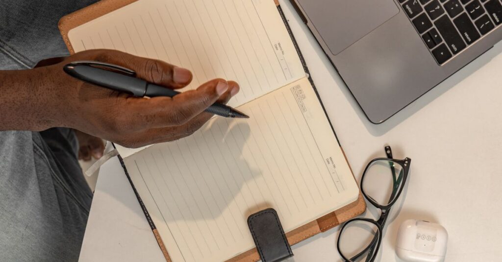 AI記事制作代行の活用事例5つを具体的な業種や目的別に示すイメージ画像
