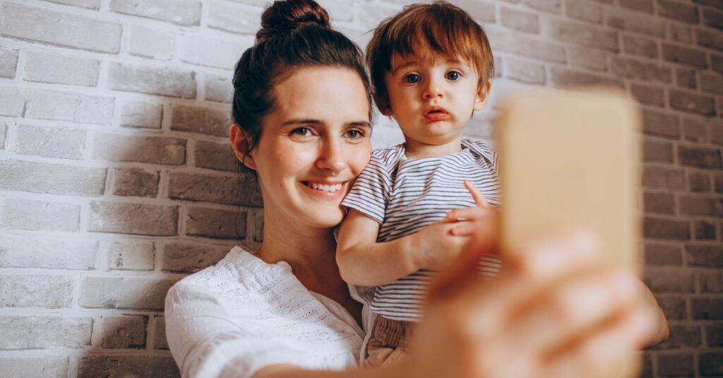 主婦でも簡単に使える人気のAIツールとその副業活用事例を一覧にした図解