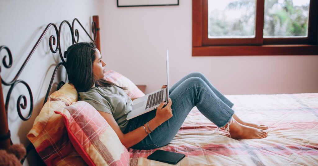 副業が会社にバレないための対策とリスク管理方法を視覚的に示した図