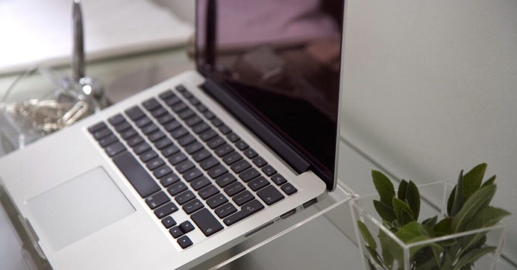 ChatGPTや画像生成AIなど初心者が使えるAI副業ツールと仕事内容を比較する図解イメージ