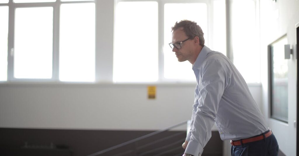 AI副業で月3万円を安定的に稼いでいる人たちの成功要因と共通行動パターンを図解したイメージ