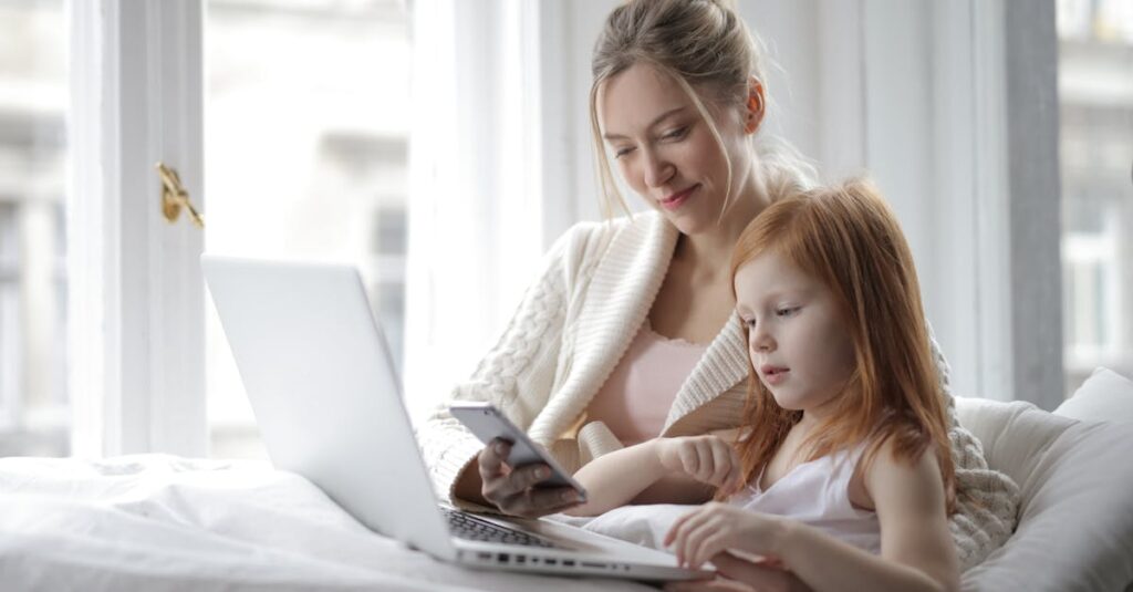 主婦でも簡単に使える人気のAIツールとその副業活用事例を一覧にした図解