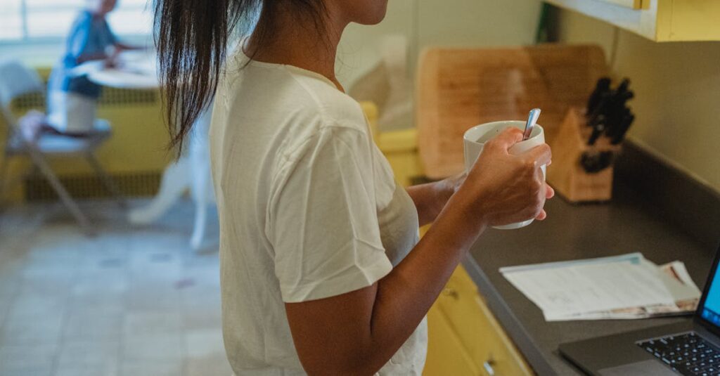 家事と育児を両立しながらAI副業に挑戦する主婦の姿を描いた図解