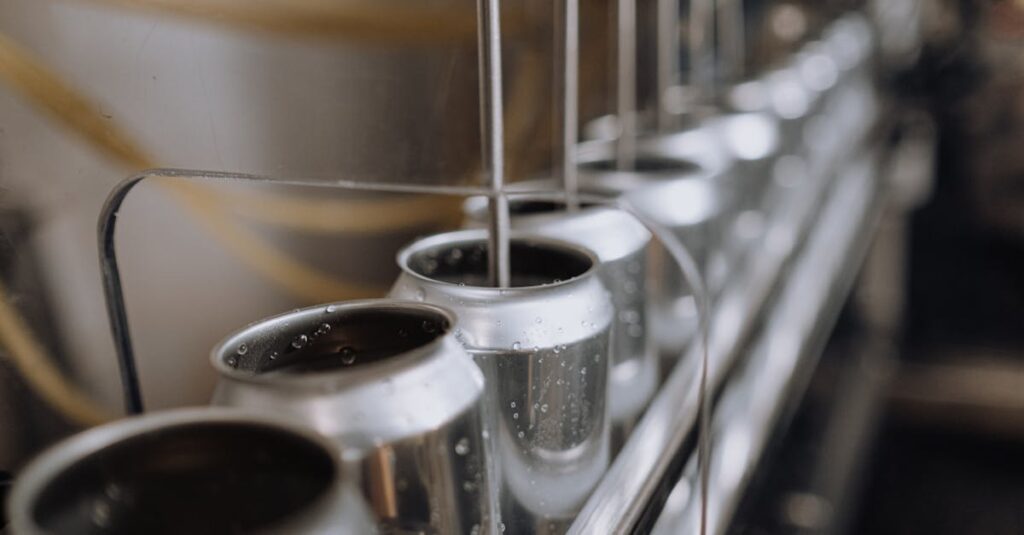 AIが記事企画から執筆、SEO対策、画像生成、SNS連携までブログ運営全体を自動化している様子の図解