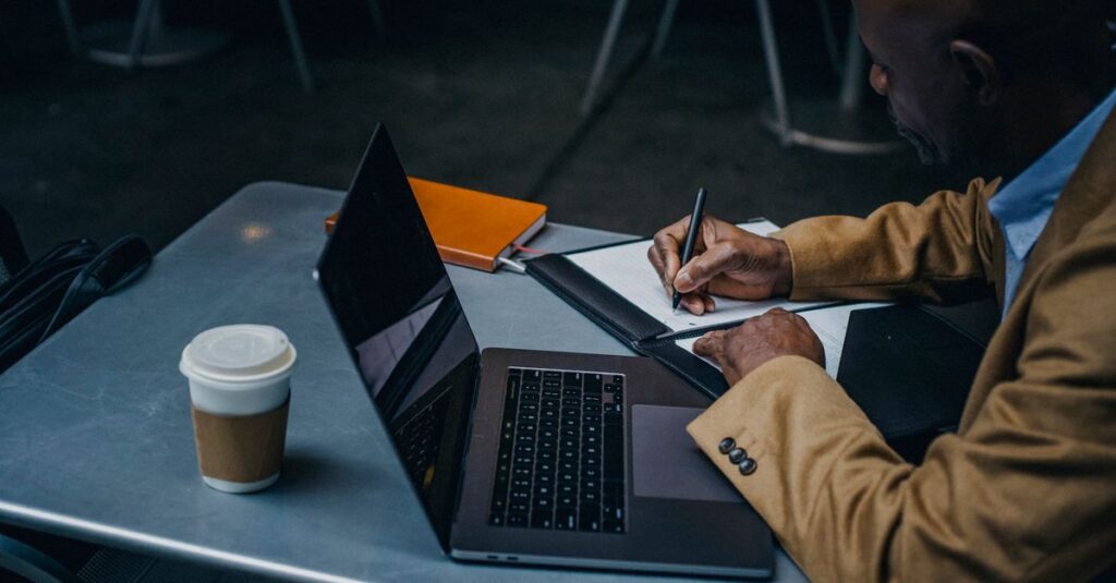 AI記事制作代行の活用事例5つを具体的な業種や目的別に示すイメージ画像