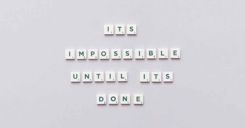 ChatGPTで稼げる人と稼げない人の思考と行動の違いを比較し、成功のためのポイントを視覚的に示した図