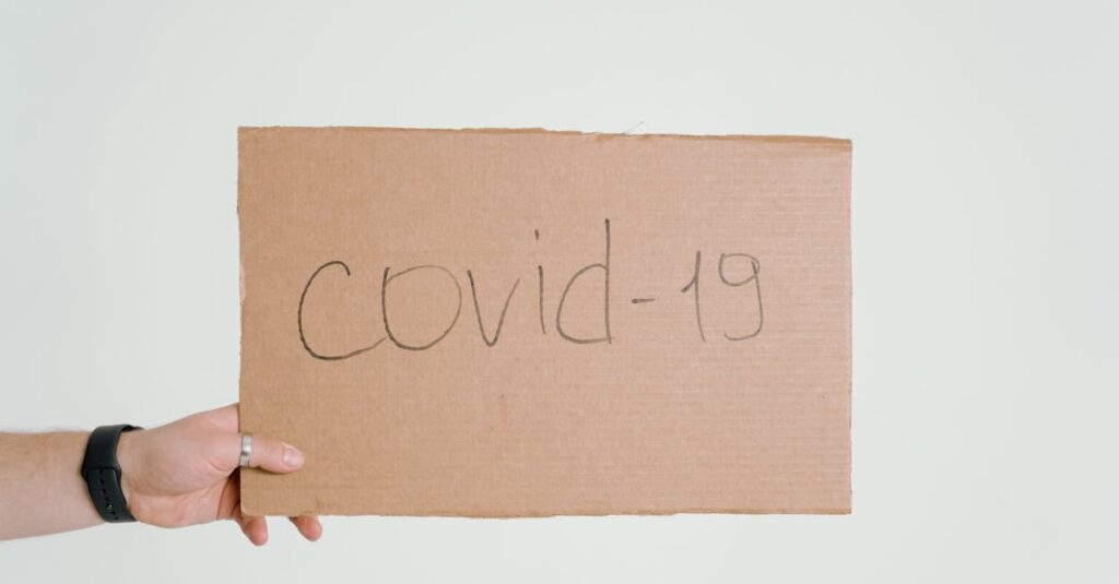 AI記事制作を導入する際に注意すべきリスクと対応策をまとめた視覚的イメージ