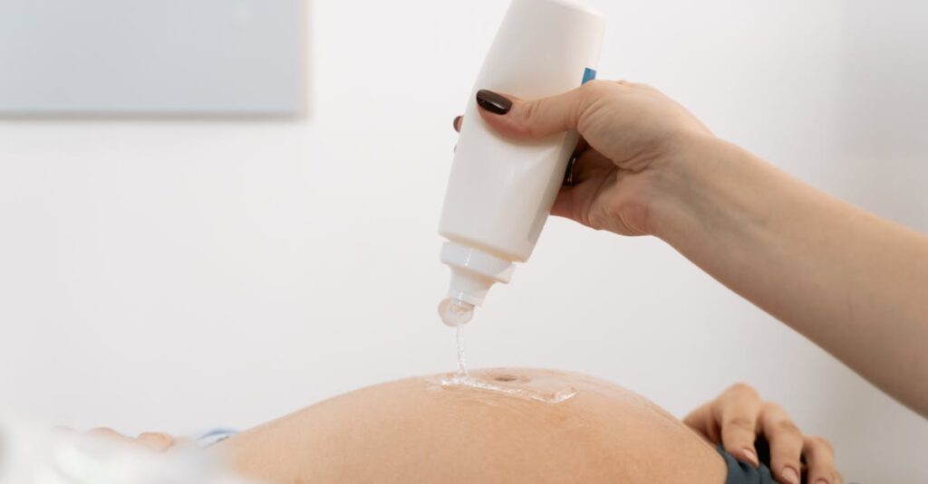 AIブログコンサルと人間コンサルの違いとそれぞれの強みを比較し、効果的な使い分けを解説した図