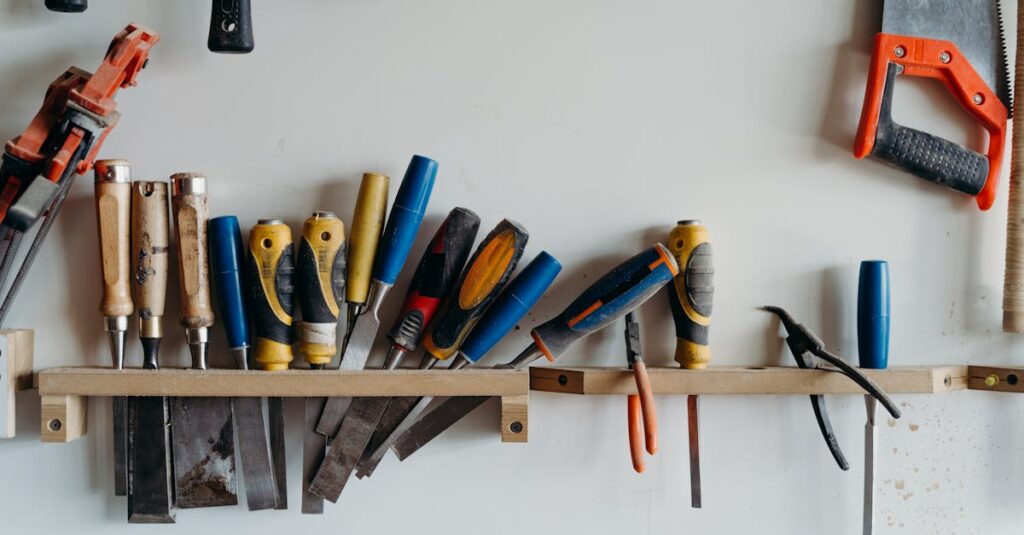 ブログ初心者向けに無料と有料ツールを比較し、選び方のポイントを解説する図解イメージ