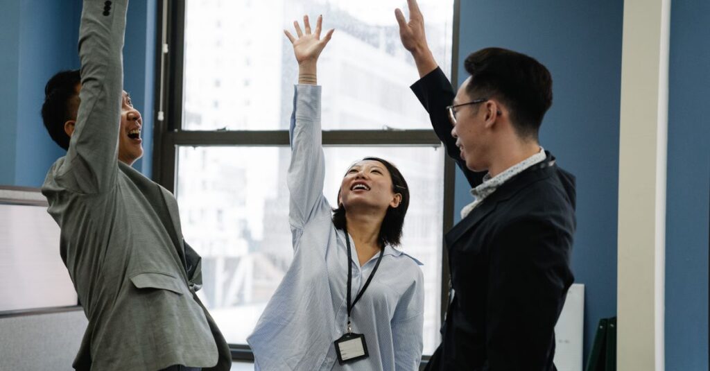 AI副業で月3万円を安定的に稼いでいる人たちの成功要因と共通行動パターンを図解したイメージ