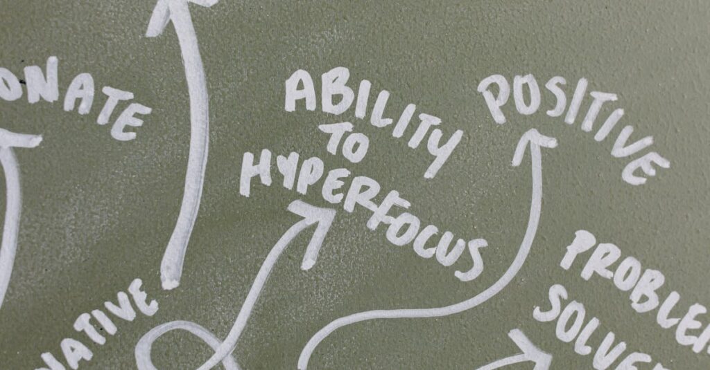 ChatGPTで稼げる人と稼げない人の思考と行動の違いを比較し、成功のためのポイントを視覚的に示した図