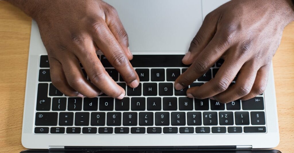 AIで運営するブログを収益化するためのアドセンスとアフィリエイト戦略を図解したイメージ